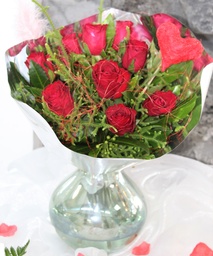 Bouquet de 9 Roses Rouges avec Cœur Osier